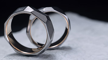 Обручальные граненые кольца титан.